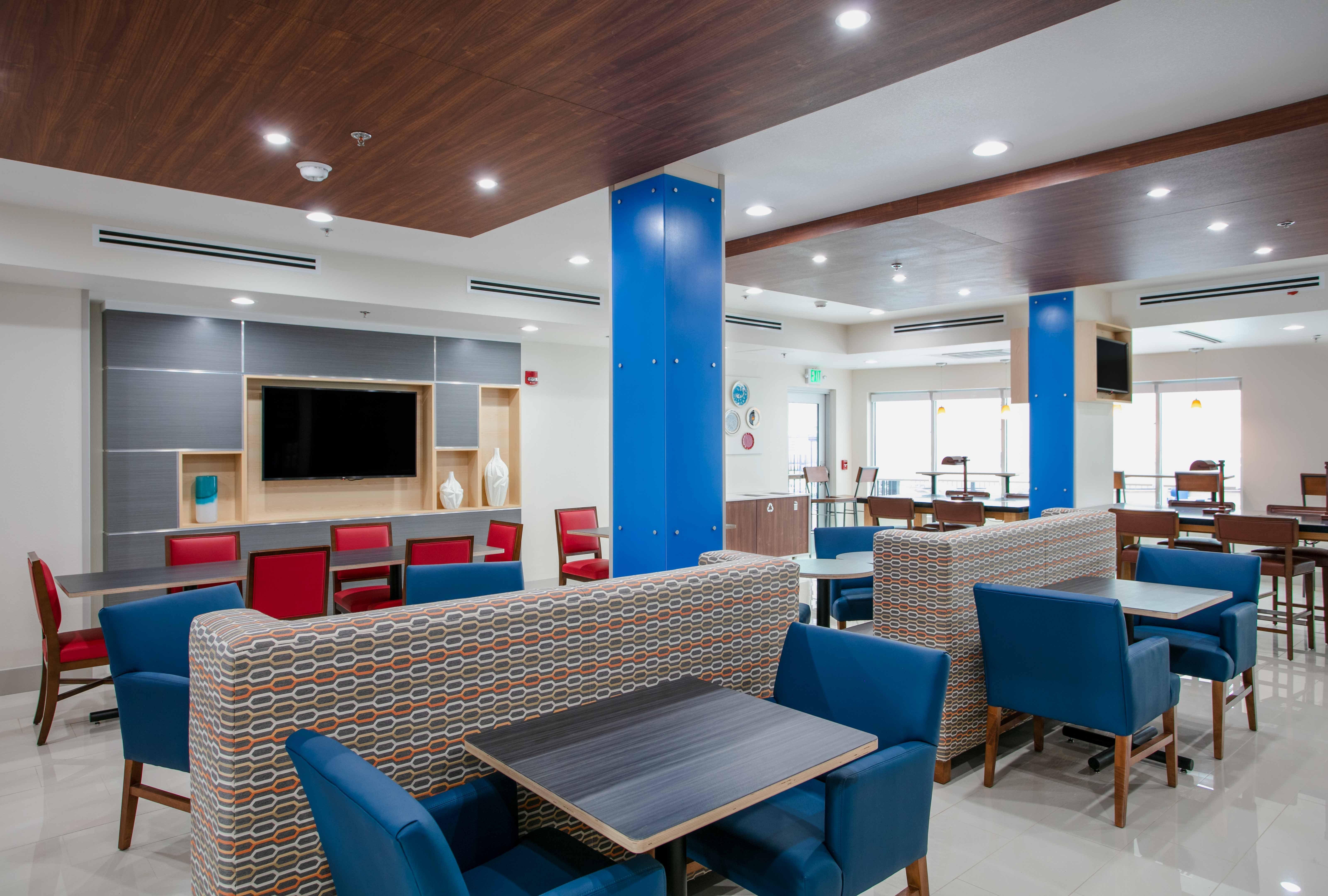 Holiday Inn Express & Suites Oakhurst-Yosemite Park Area By Ihg Esterno foto